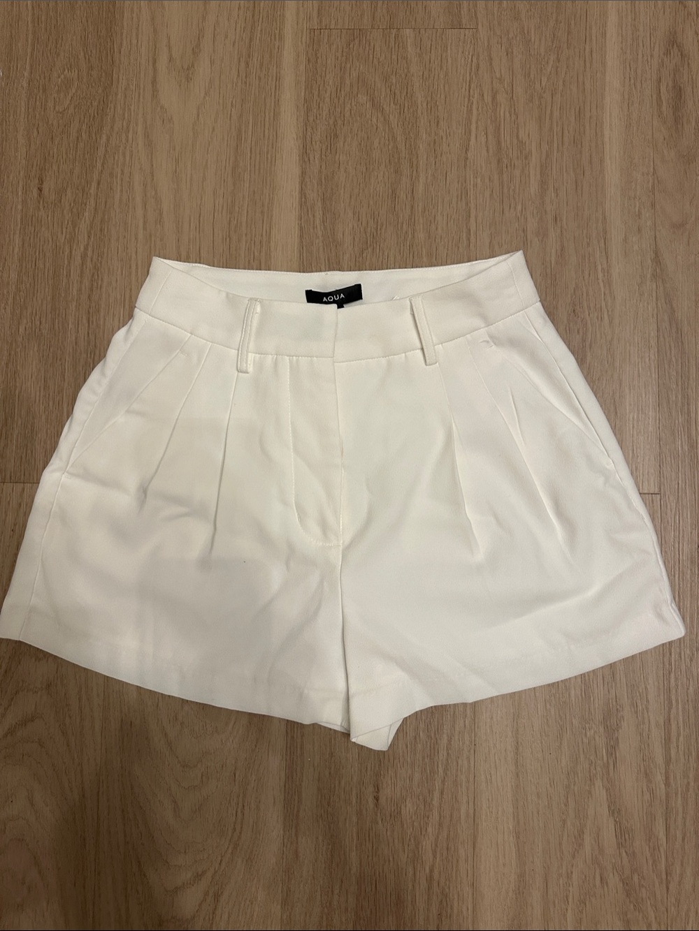 AQUA White Mid Rise Pleated Women's Shorts (NWT)